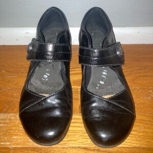 Taos Majesty Black Mary Jane Kitten Heels